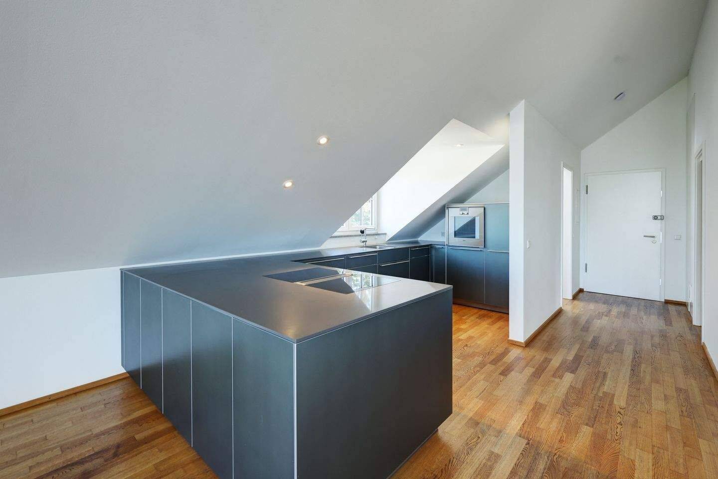 Villenlage Hartmannshofen! Exklusive 2-Zimmer-Dachterrassenwohnung mit Hobbyraum, 80997 München (Allach-Untermenzing Moosach Pasing-Obermenzing)