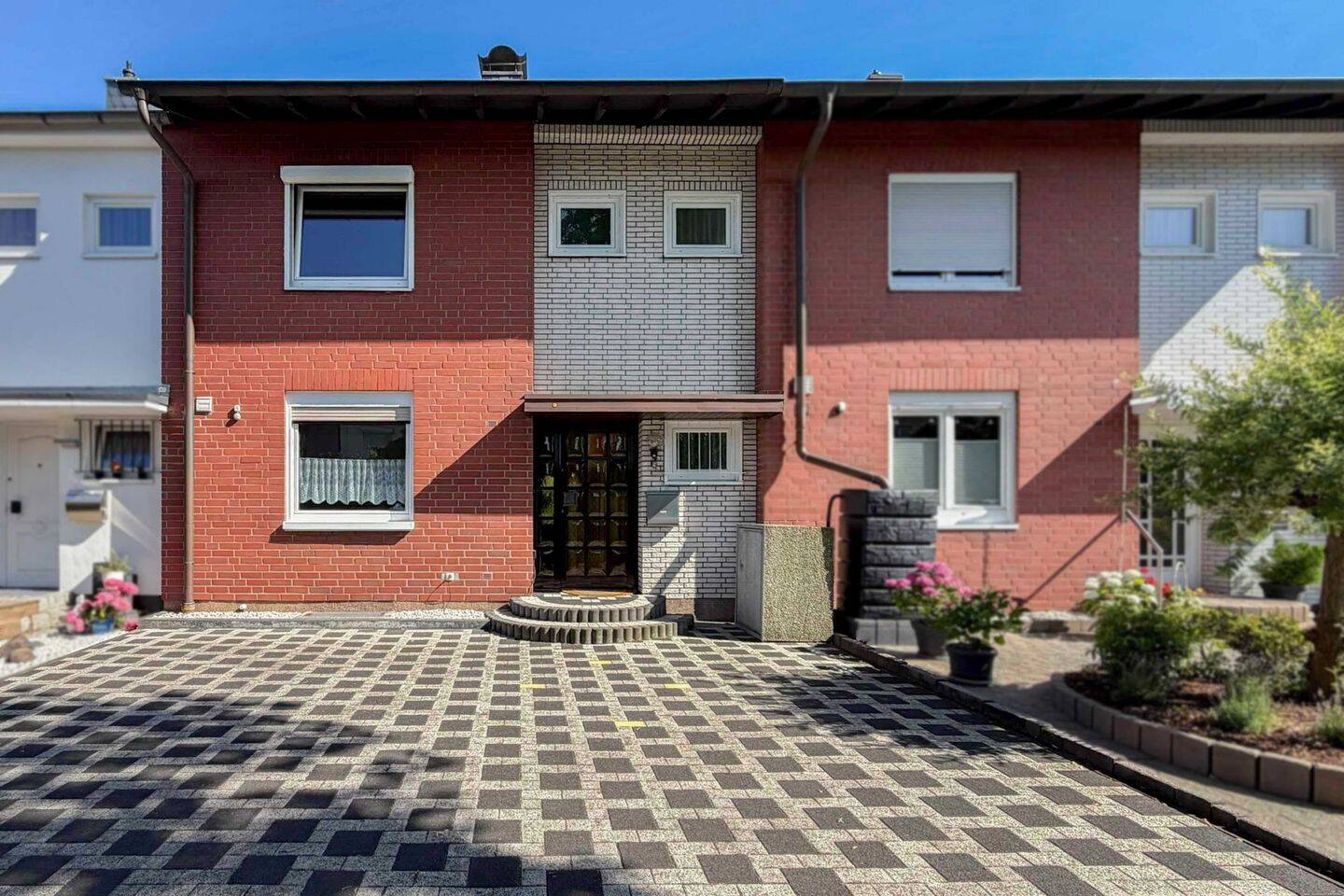 Gepflegtes Reihenmittelhaus mit Garten, Garage und ausgebautem Dachgeschoss in Köln-Pesch, 50767 Köln (Chorweiler)