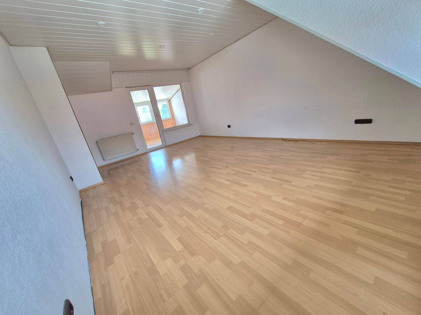 Bezugsfreie 2-Zimmer-DG-Wohnung (71 m²) mit Winterbalkon & Stellplatz in Walldorf, 64546 Mörfelden-Walldorf