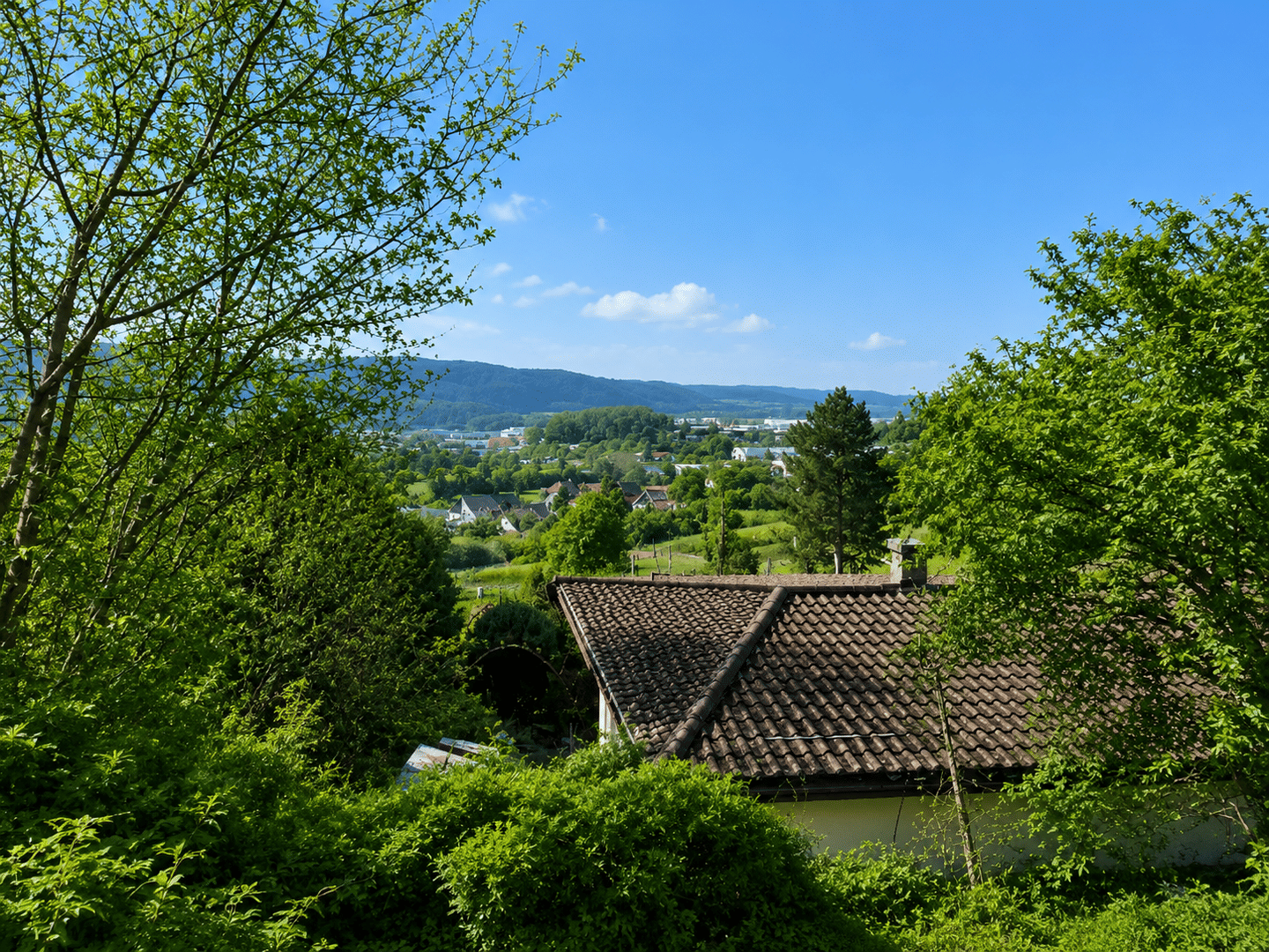 Modulhaus-Charakter im Feriendorf! Bungalow mit Terrasse und eigenem Grundstück! 3-Zimmer, EBK, Bad mit Dusche und Fenster, sowie Garage – am, 96132 Schlüsselfeld
