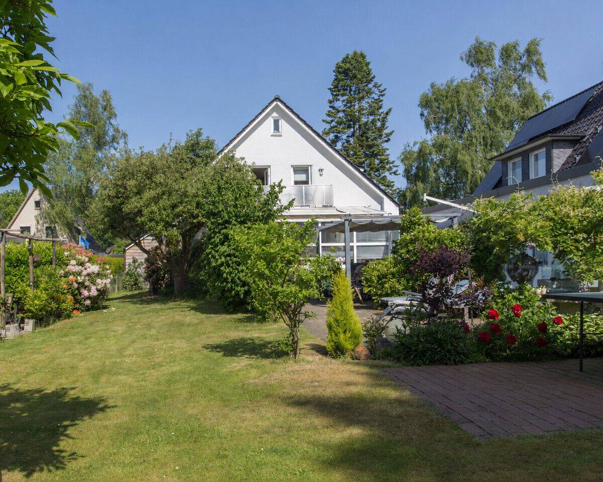 Wohnen mit besonderem Flair. Optional kann das direkt angrenzende Nachbarhaus erworben werden., 22846 Norderstedt
