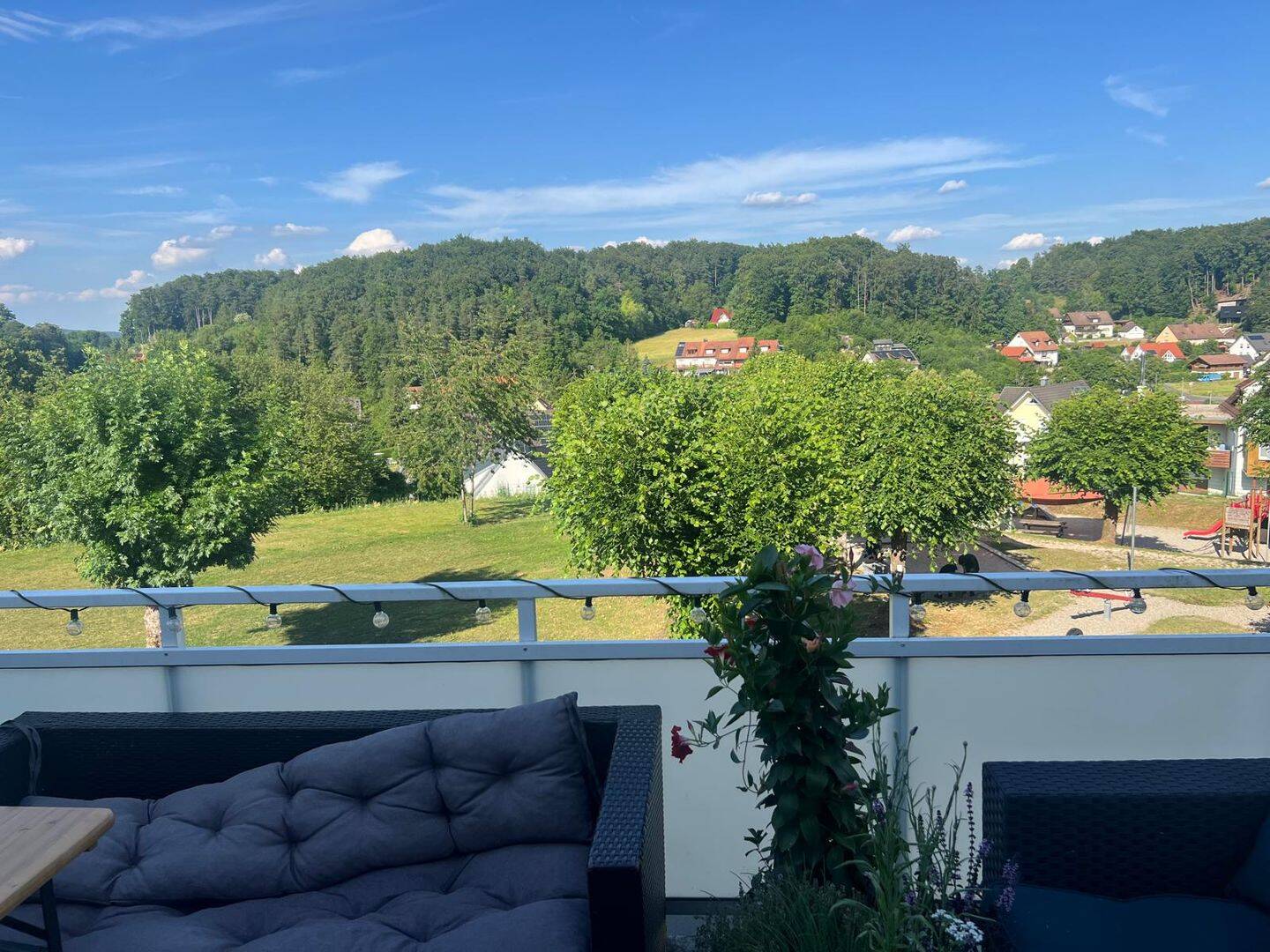 Gößweinstein-Wohnen wie im Urlaub, hochw., ausgest., 3-ZW, mit großz. Raumauft., Blk, TG+Stellpl. Gäste-WC, Abstellraum, 91327 Gößweinstein