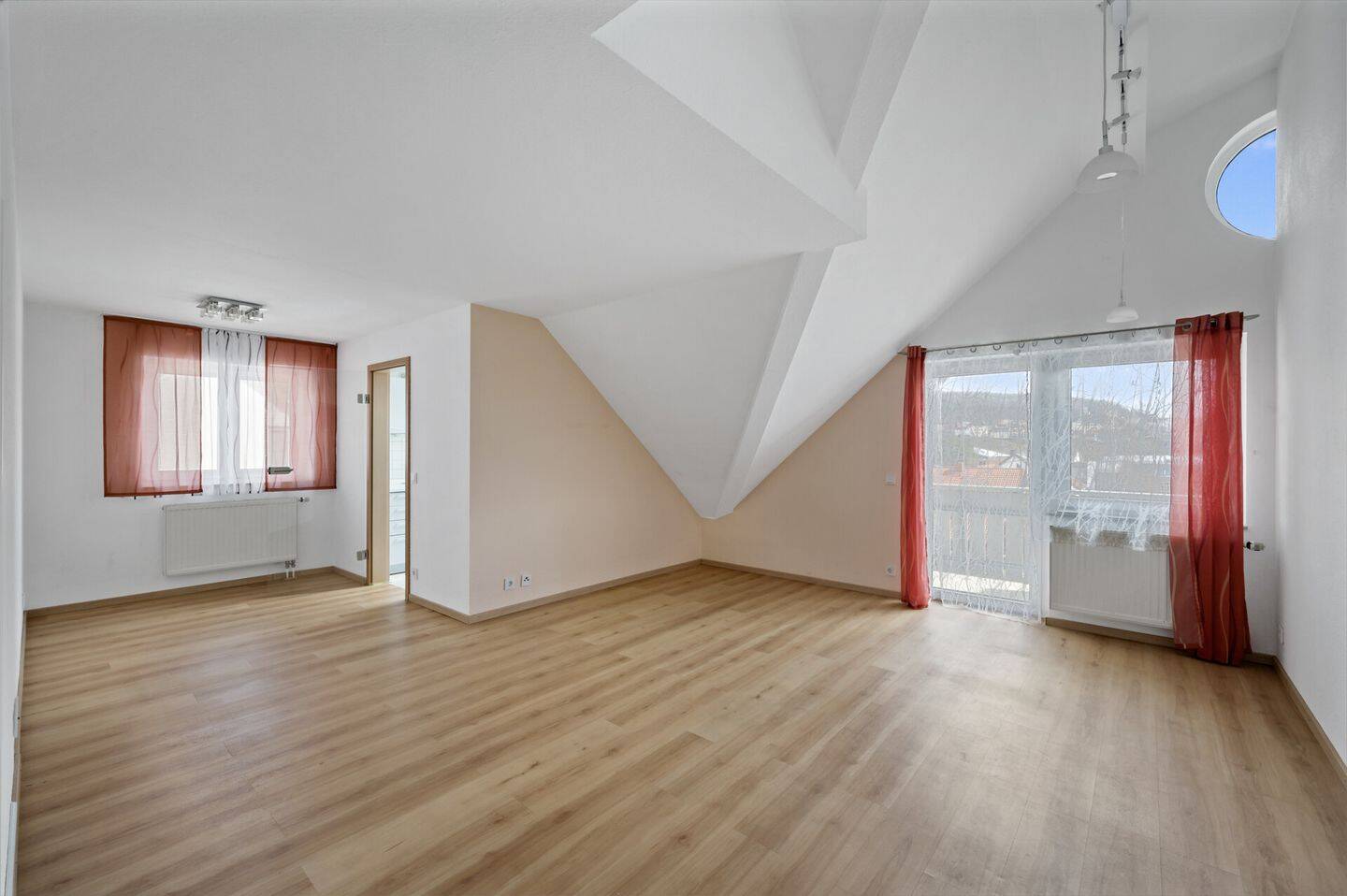 PROVISIONSFREI- Komfortable 4-Zimmer-Wohnung mit Balkon und Studio im Dachspitz, 78570 Mühlheim an der Donau