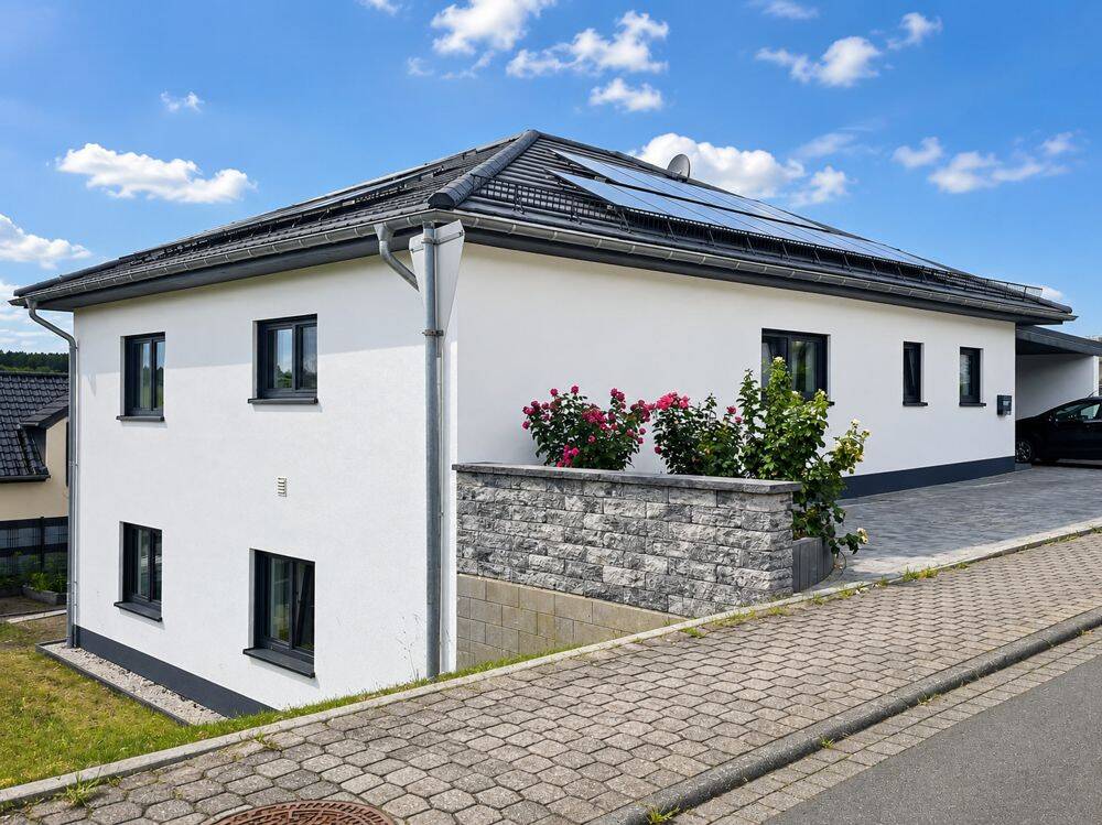 Modernes Ein- oder Zweifamilienhaus mit zwei Garagen, Photovoltaik und KfW-55-Standard in Neidenbach, 54657 Neidenbach