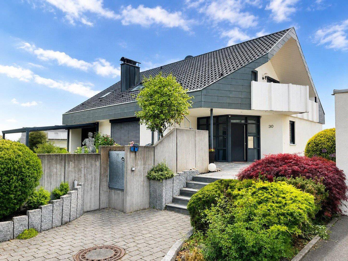Modernisiertes Zweifamilienhaus mit zusätzlichem Wohnbereich, 73642 Welzheim