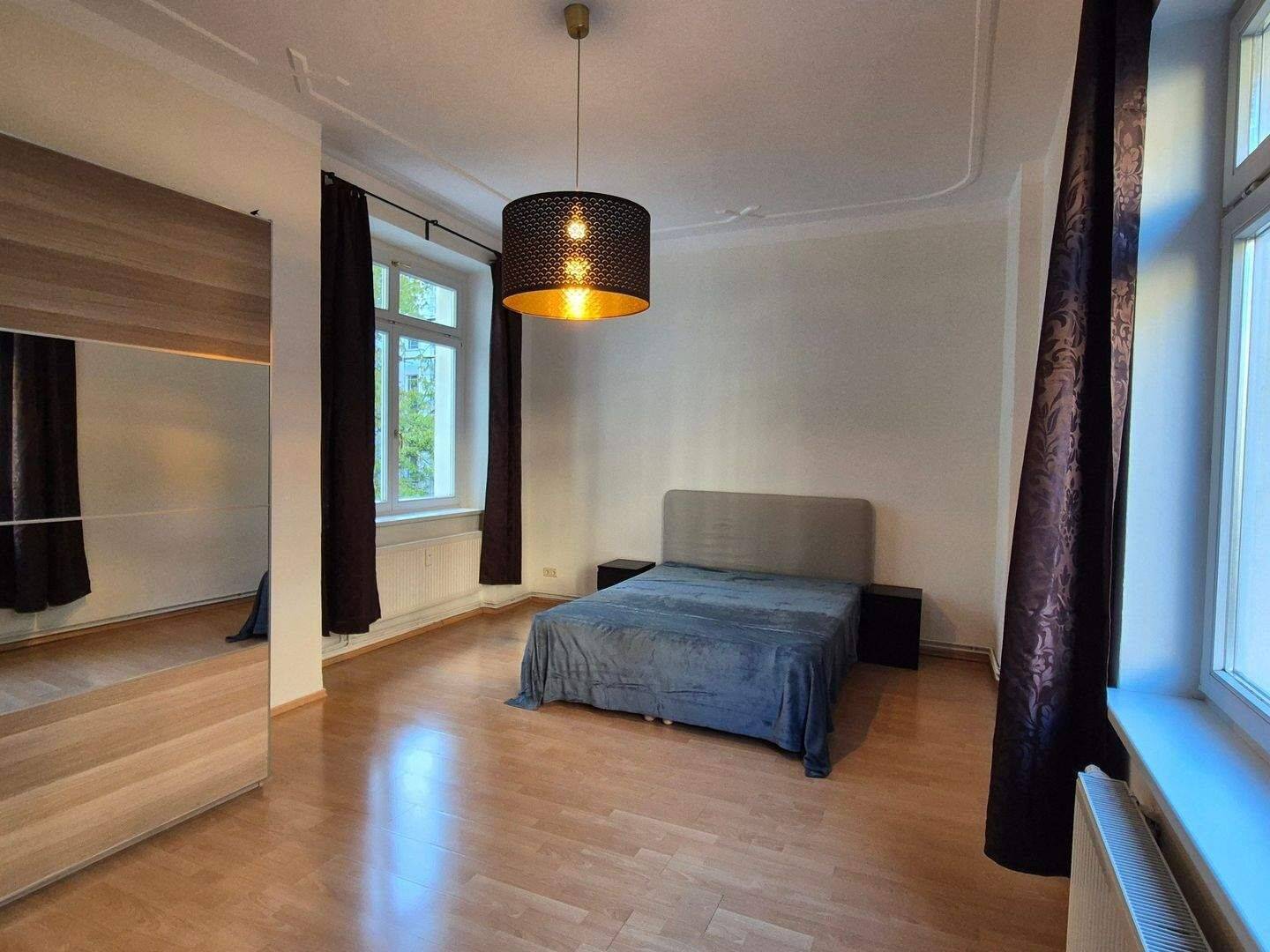 Bezugsfreie lichtdurchflutete 2-Zimmer-Wohnung (leicht in 3-Zimmer zu erweitern) mit hohen Stuckdecken – 10247 Berlin – Bild 1 von 4