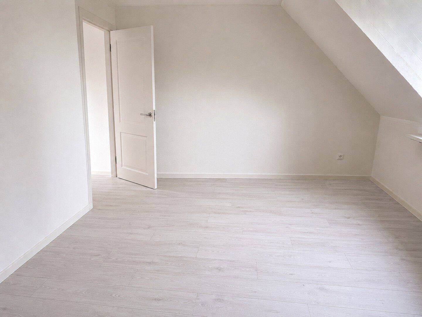 Helle 3,5-4-Zi.-Maisonette mit 2 Bädern, separater Küche & Dachgeschoss in Hoflage, 56564 Neuwied