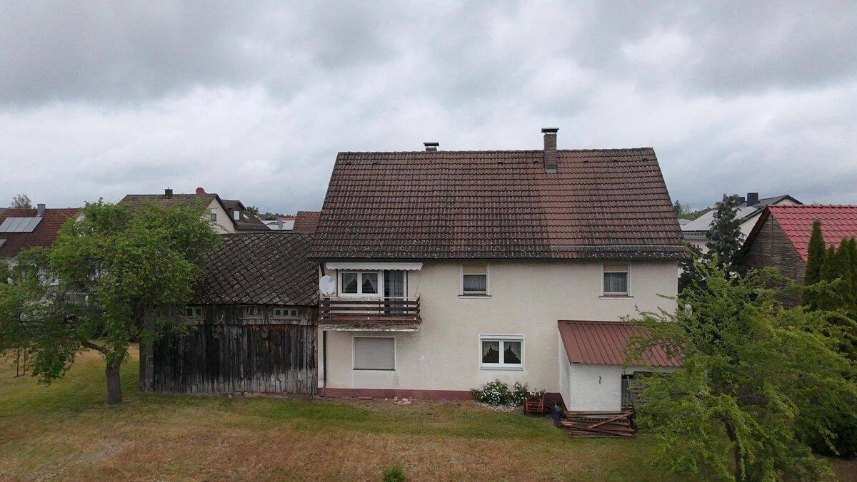 Viel Platz für Ihre Ideen: Sanierungsbedürftiges Einfamilienhaus in Mantel, 92708 Mantel