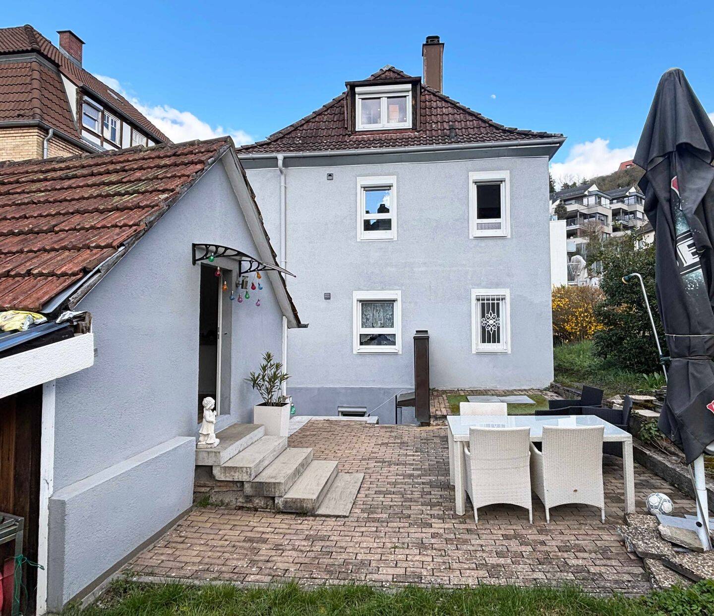 Charmantes Zweifamilienhaus mit vielseitigen Nutzungsmöglichkeiten, 70469 Stuttgart (Feuerbach Zuffenhausen)