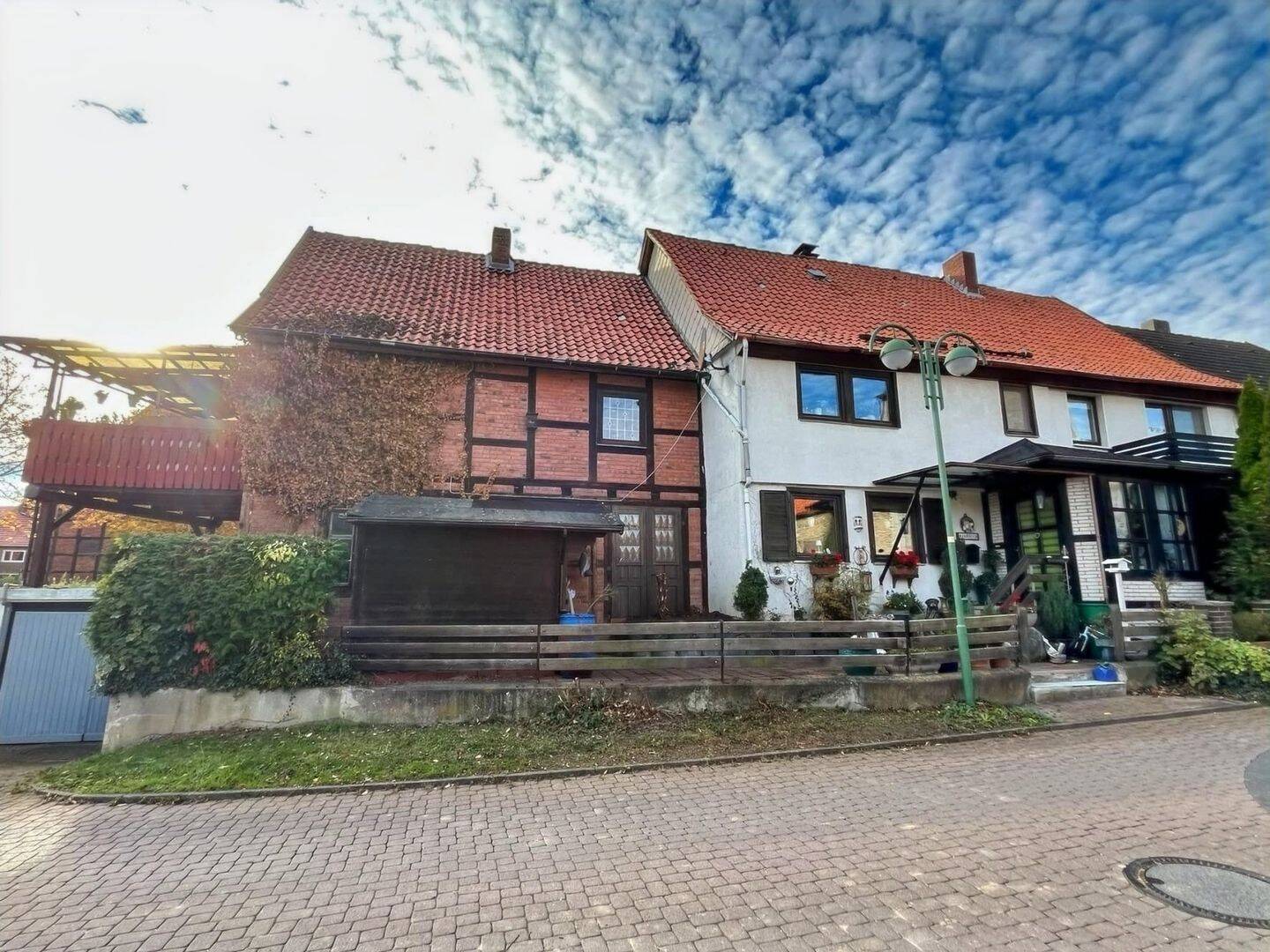 Sibbesse-Westfeld: Charmante Doppelhaushälfte mit Balkon und Garage, 31079 Sibbesse