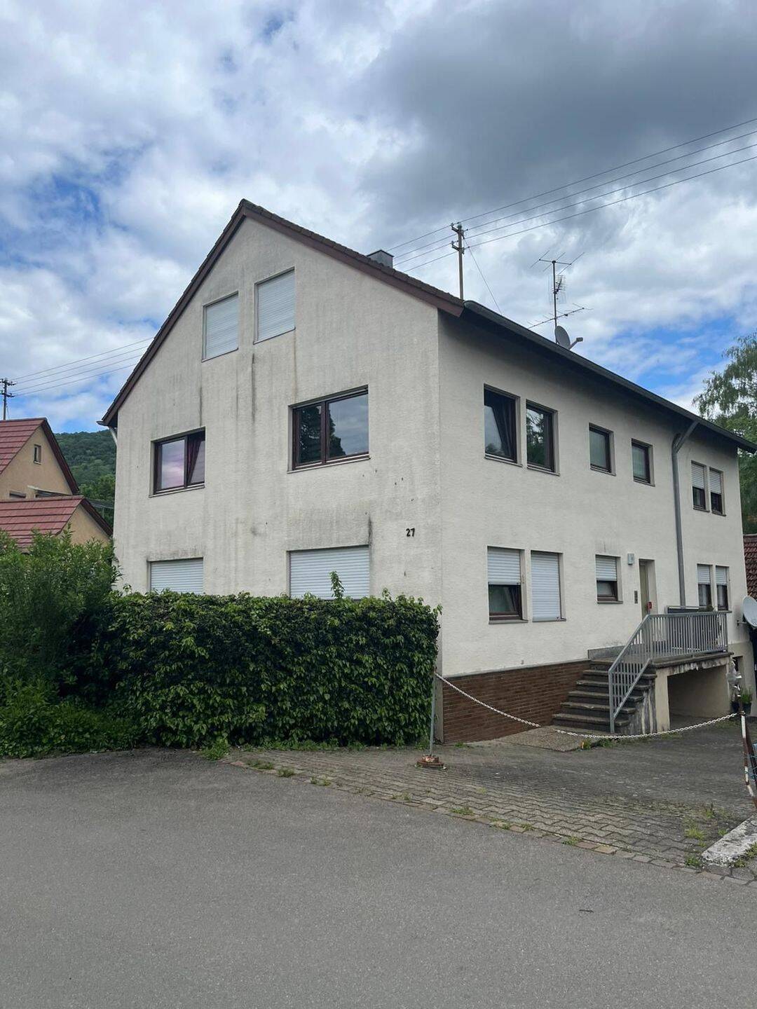 6-Familienhaus (3 Wohnungen sind vermietet) mit großem Garten an der Erms teilbares Grundstück mit Platz für noch ein Haus, 72581 Dettingen an der Erms