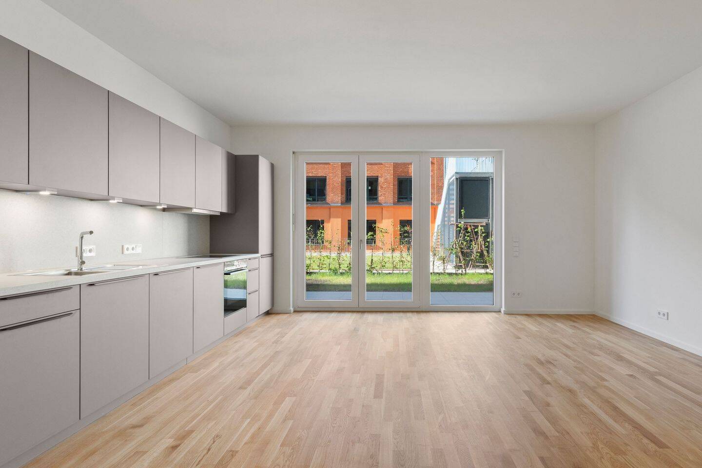 Erstbezug * 3 Zimmer – Gartengeschosswohnung * Terrasse u. Gartenanteil * Einbauküche * TG SP, 10249 Berlin (Friedrichshain-Kreuzberg Friedrichshain Prenzlauer Berg)