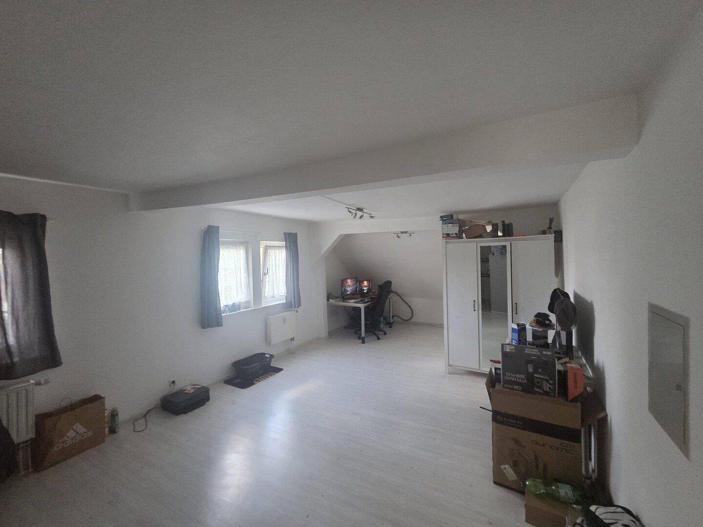 Gemütliche 1-Zimmer-Dachgeschosswohnung mit Einbauküche und Stellplatz, 74078 Heilbronn (Biberach Frankenbach Heilbronn Kirchhausen Neckargartach)