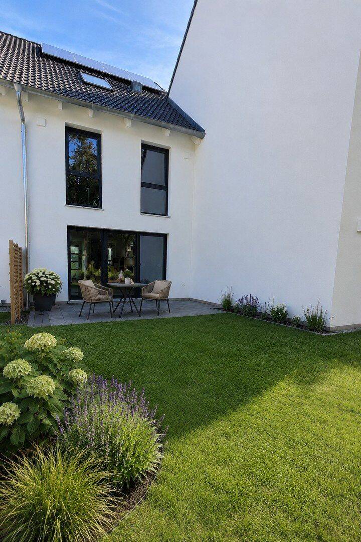 Wohnen am Bach – Modernes Neubau-Reihenhaus für die Familie mit Garten und Blick ins Grüne, 79336 Herbolzheim