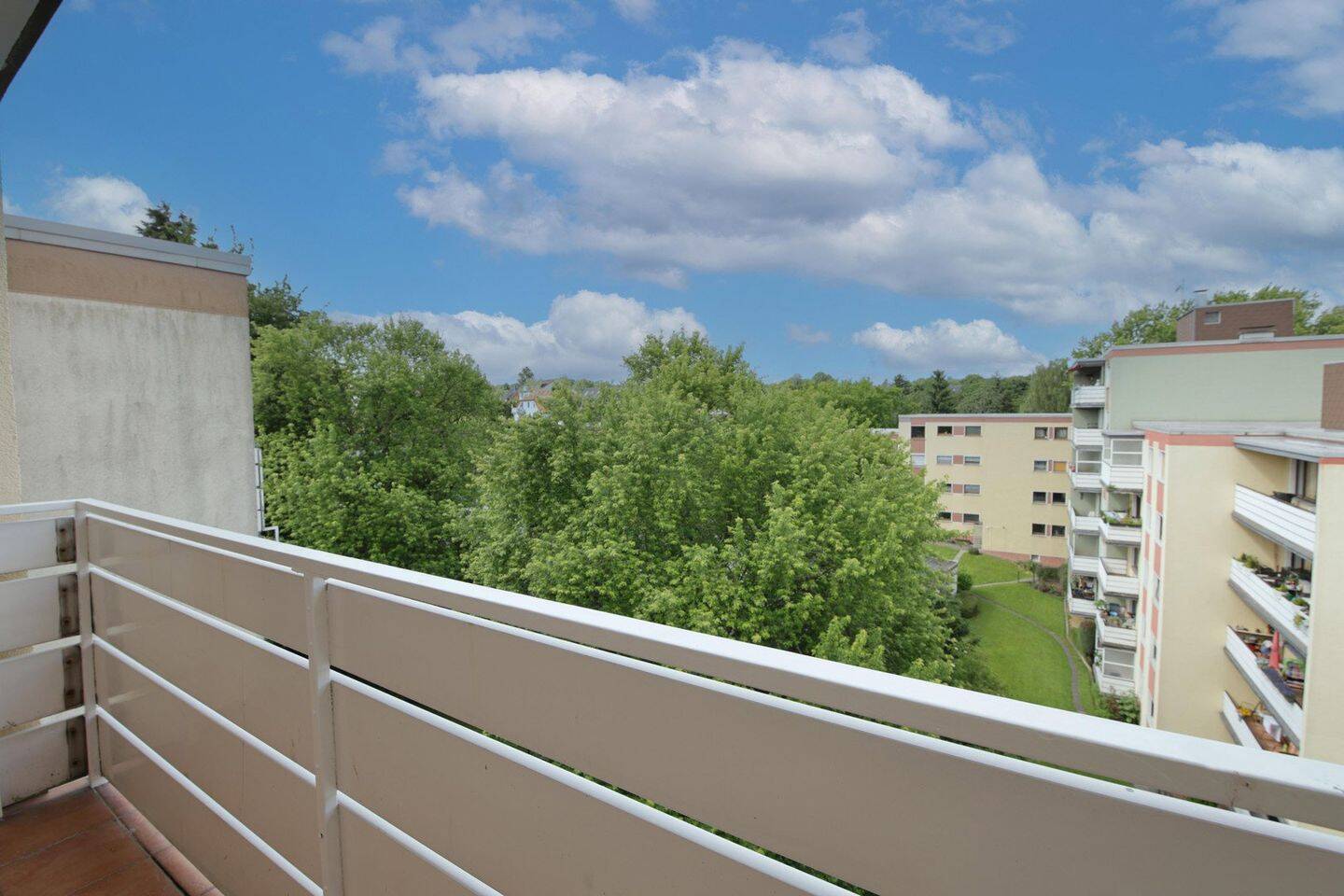 Helle, frisch renovierte 3-Zimmer Wohnung in schöner Lage + Gemeinschaftsschwimmbad, 44795 Bochum (Weitmar Wiemelhausen)