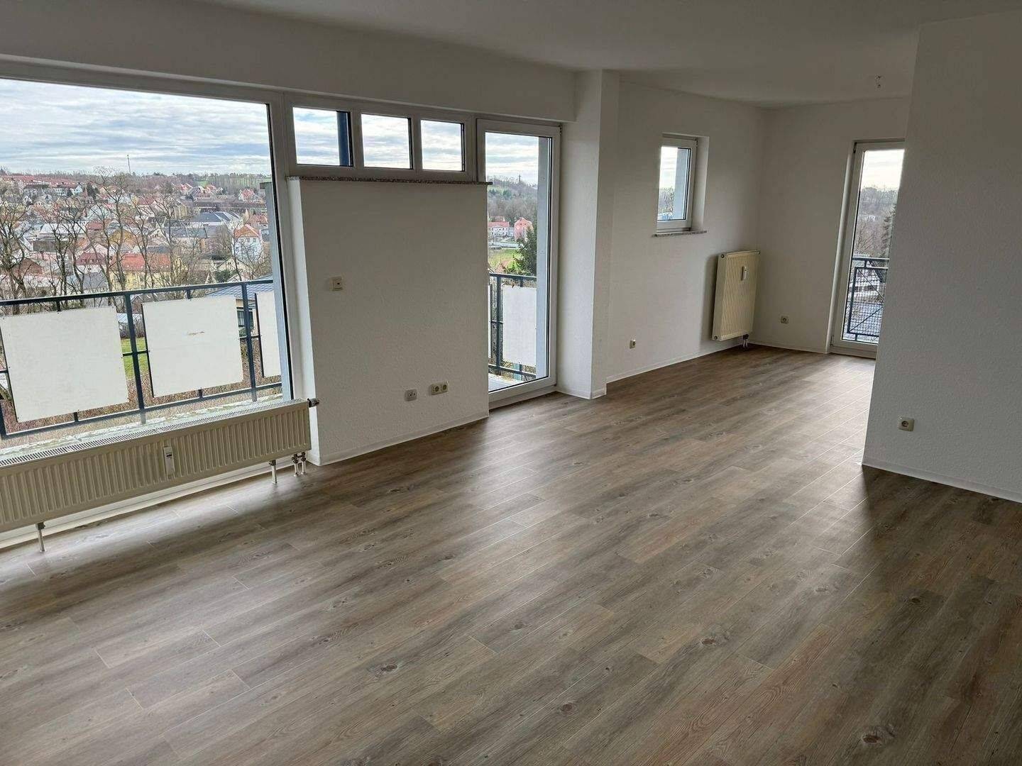 ERSTBEZUG nach Sanierung !!! 3-Raumwohnung im 1. Obergeschoss mit Balkon zu vermieten !!!, 4680 Colditz