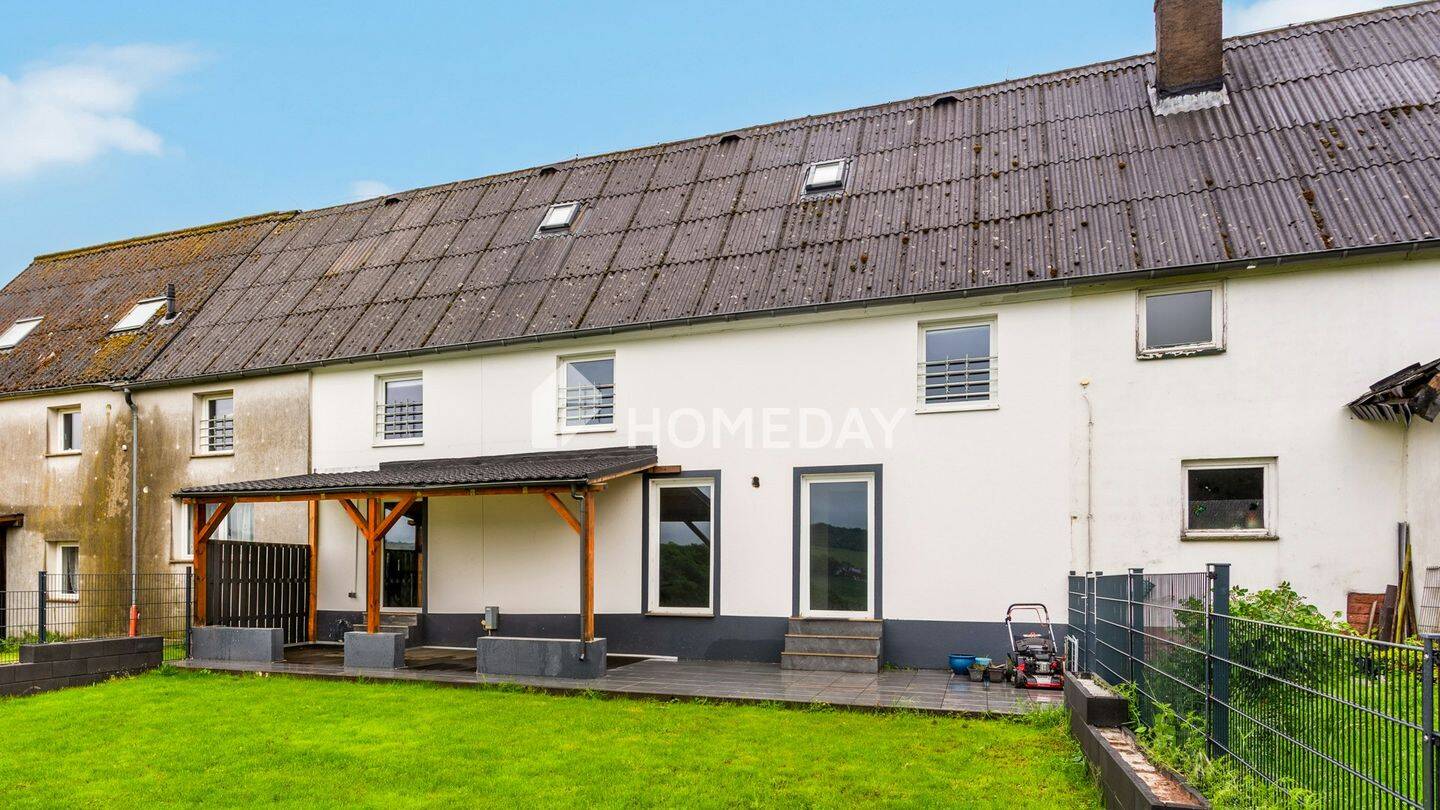 Idyllisch, grenznah und modernisiert: Großzügiges Reihenmittelhaus mit EBK, Terrasse und Garage, 54439 Fisch