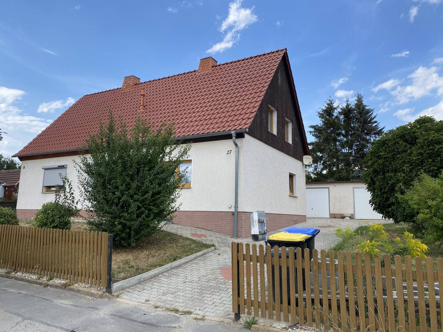 Entkernte Doppelhaushälfte mit 2 Garagen, Tageslichtbad & Garten in ruhiger Lage!, 8066 Zwickau