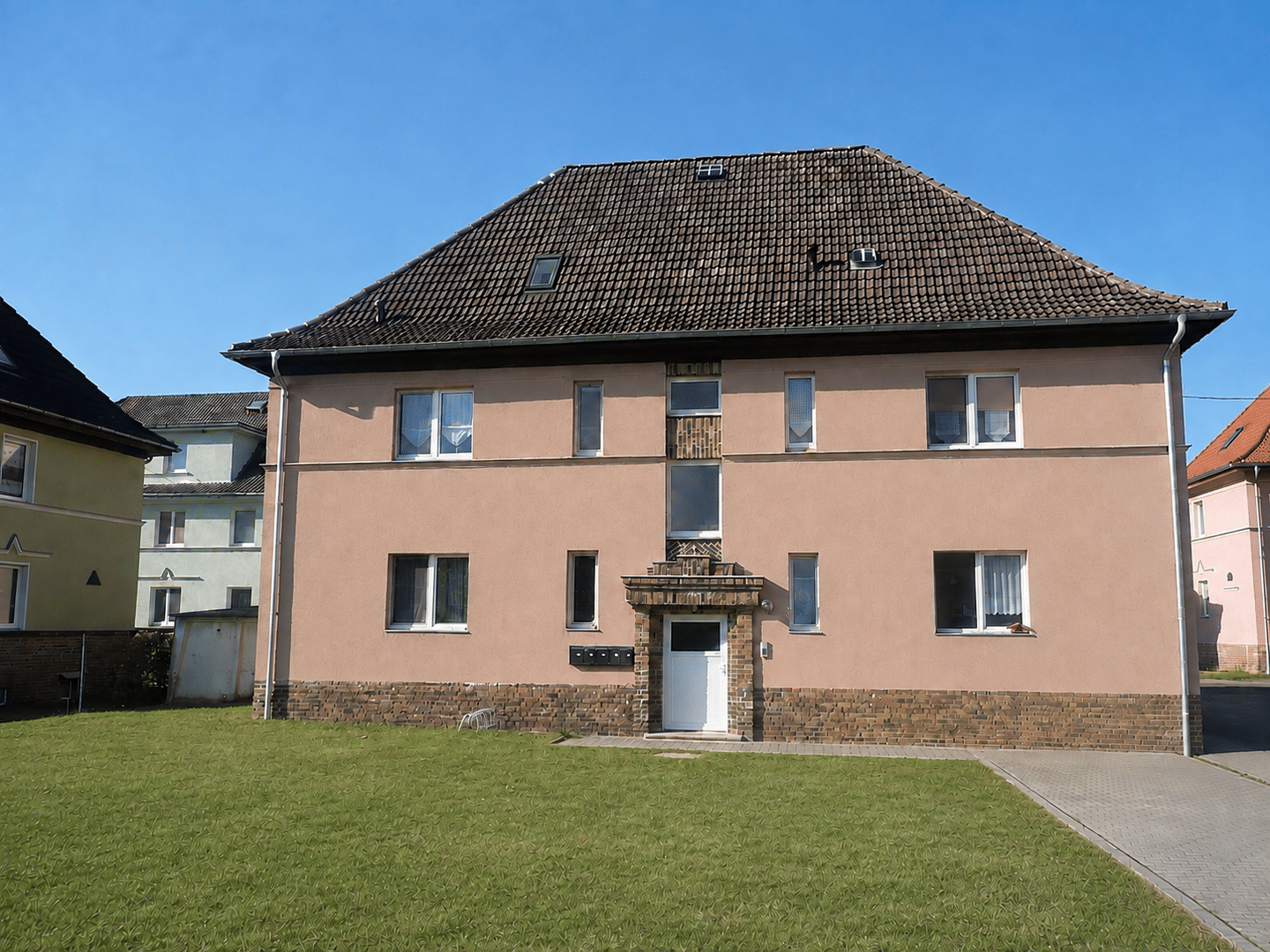 Schöne 2-Raumwohnung mit Stellplatz und möglicher Gartennutzung zu vermieten!, 6242 Braunsbedra