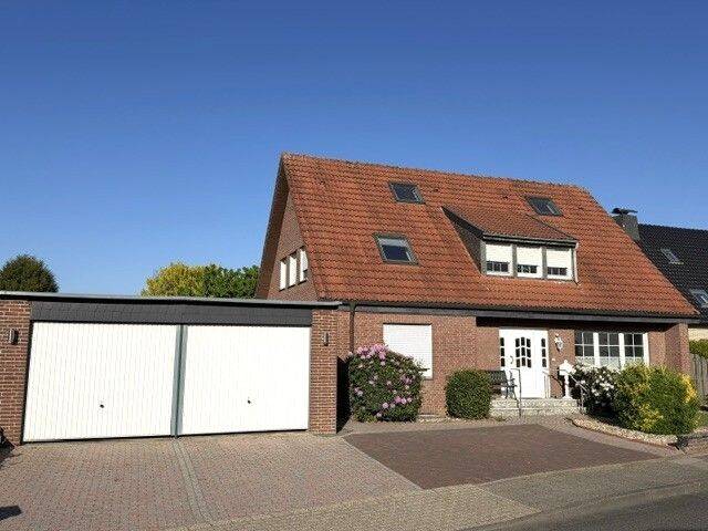 Freistehendes Wohnhaus mit Einliegerwohnung, zwei Garagen, zwei Stellplätzen und sonnigem Grundstück, 41334 Nettetal