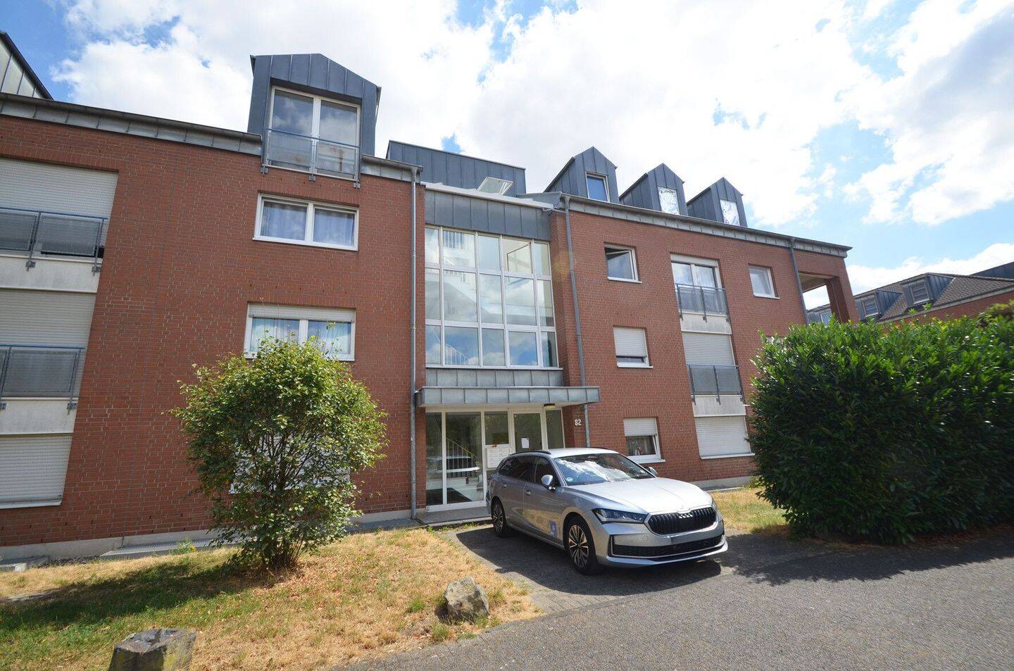 Helle 2-Zimmerwohnung mit Balkon und Tiefgaragenstellplatz!, 50765 Köln (Chorweiler Blumenberg Esch Esch/Auweiler Volkhoven/Weiler)