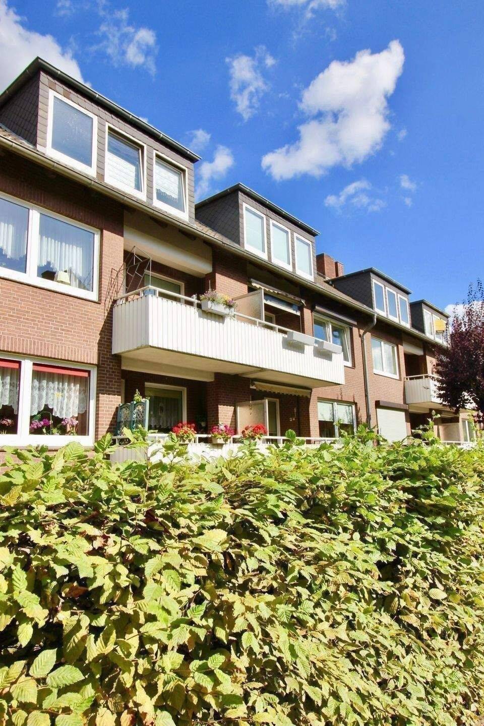 TONNDORF – freie Dachgeschoss-Wohnung – 2 Zimmer – 56 m2 – toller Schnitt 2 Zimmer + Stellplatz + Keller –, 22045 Hamburg (Wandsbek Jenfeld Tonndorf)