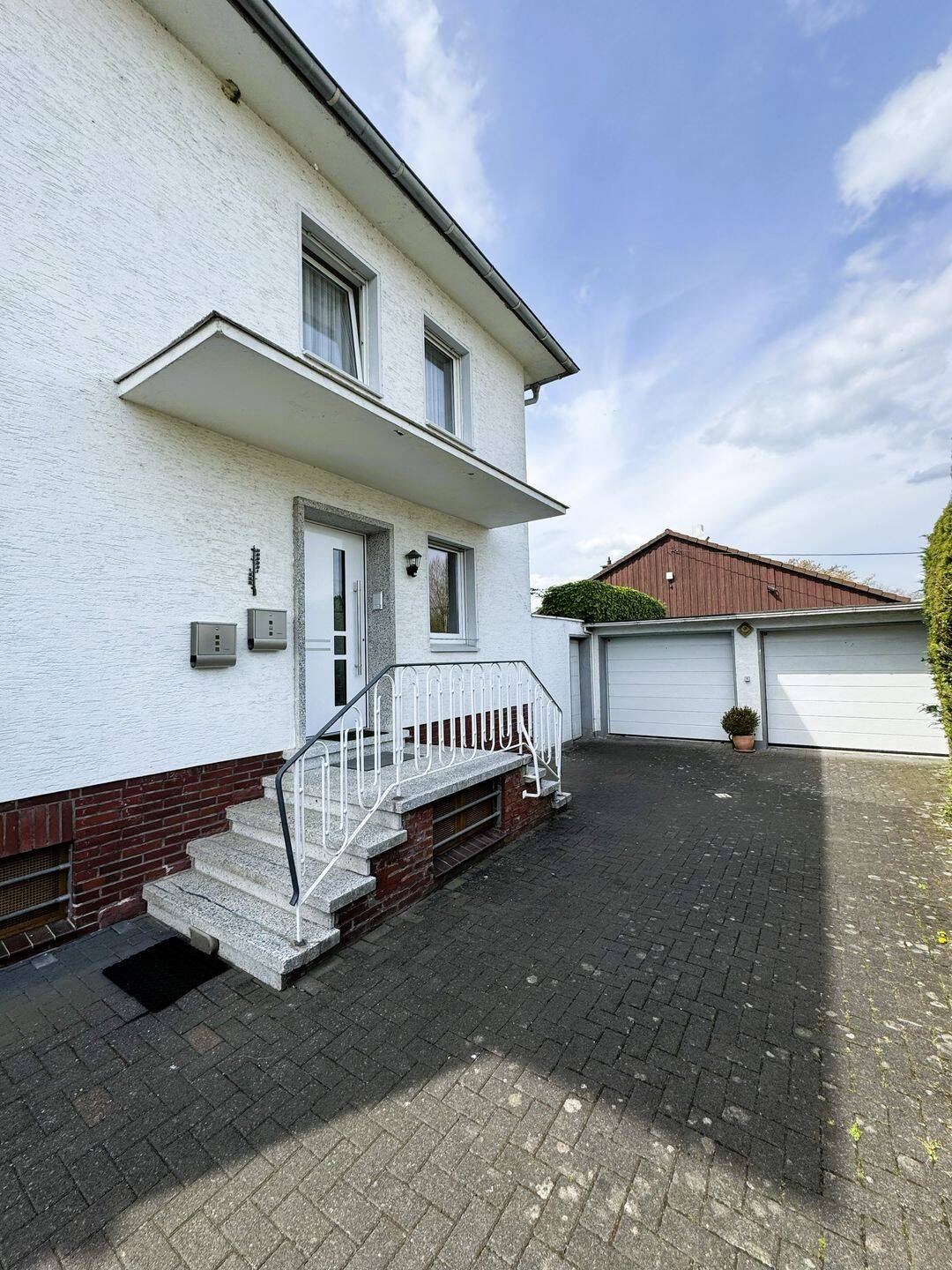 ZU VERKAUFEN: Vielseitiges Zweifamilienhaus in Erwitte (Horn) mit Doppelgarage und Garten, 59597 Erwitte