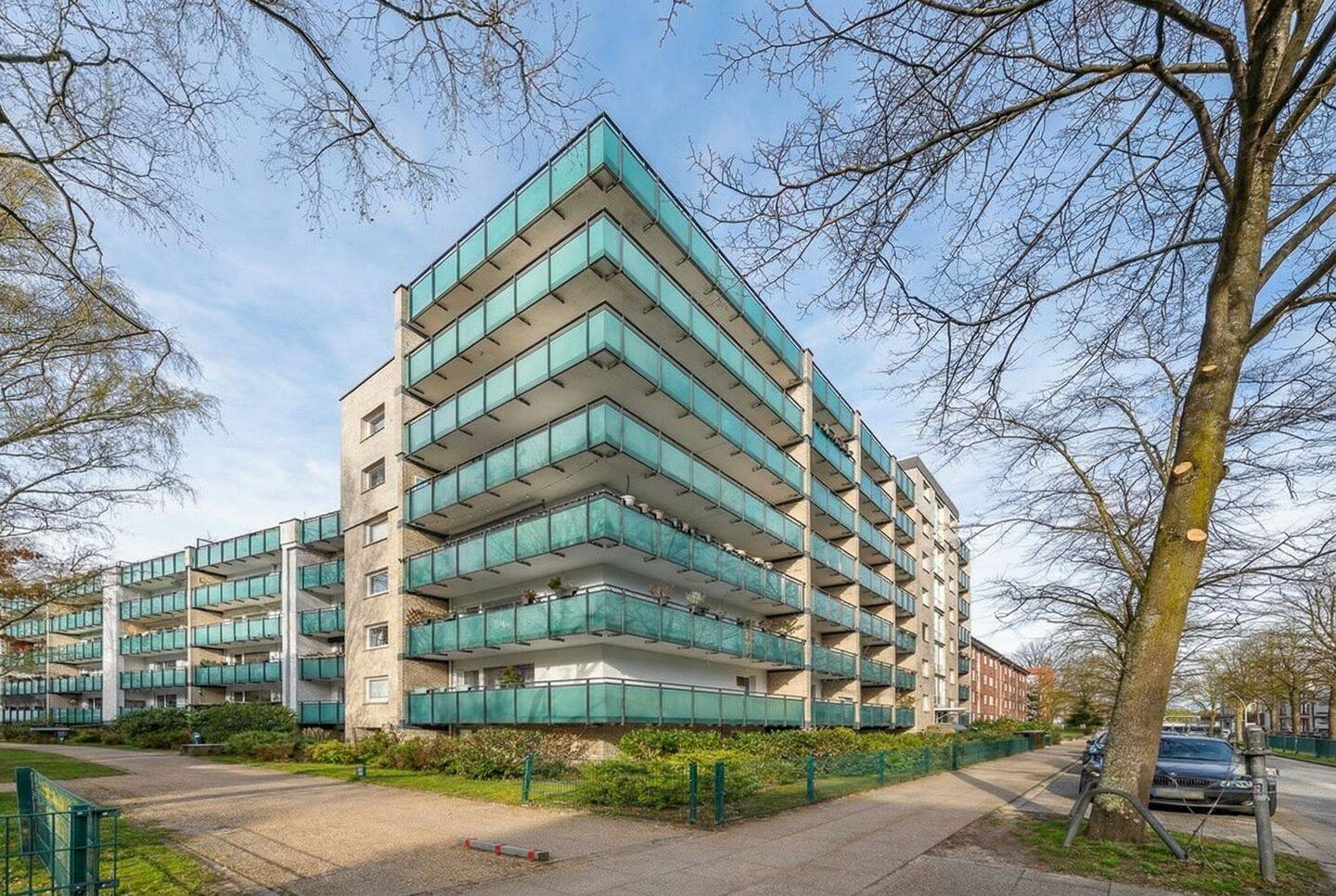 Stilvoll wohnen in Barmbek-Nord – renovierte 3-Zimmer-Wohnung mit Loggia, Pool & Sauna, 22305 Hamburg (Hamburg-Nord Barmbek-Nord Barmbek-Süd Winterhude)