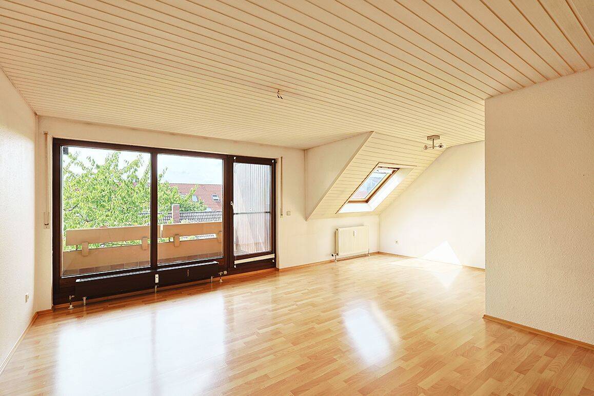 Zentral und ruhig – großzügige Dachgeschosswohnung mit schönem West-Balkon, 71063 Sindelfingen