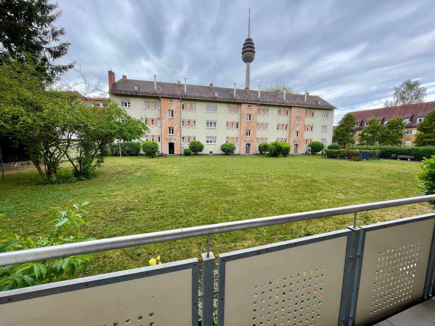 Gemütliche 2-Zimmer-Wohnung im Hochparterre mit Blick auf den Fernmeldeturm, 90441 Nürnberg (Gibitzenhof Sandreuth Schweinau Werderau)