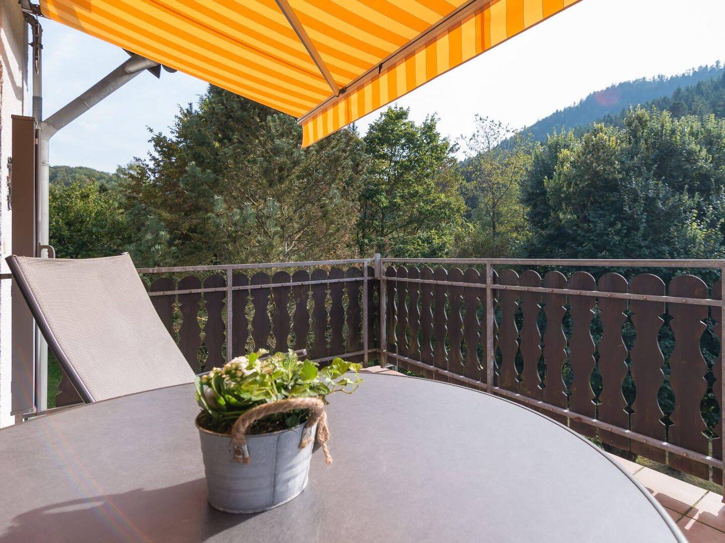 * Hochwertig ausgestattetes Apartment mit großem Balkon und Einzelgarage direkt am idyllischen Gaisbach*, 76332 Bad Herrenalb