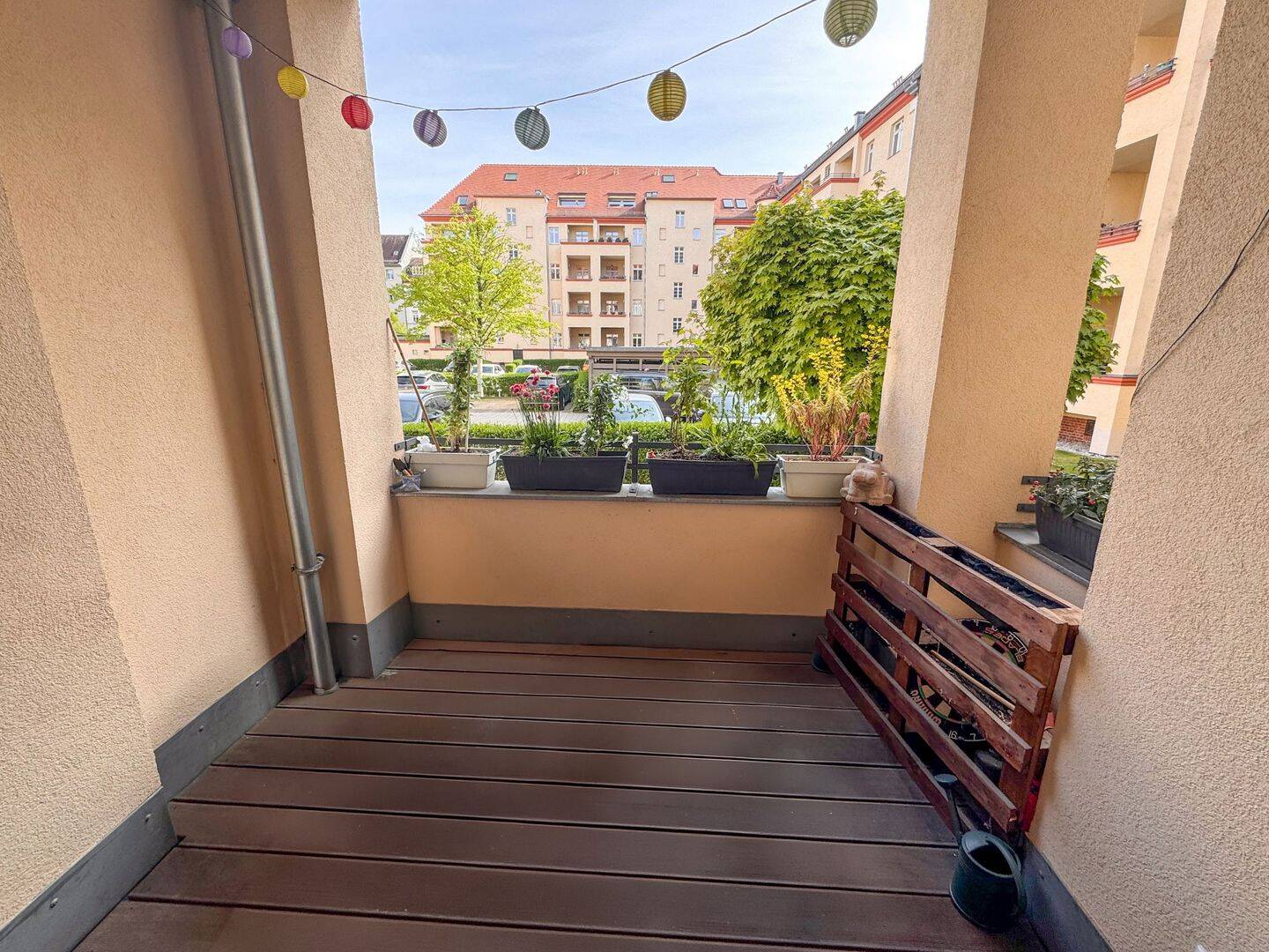 Urban. Vermietet. Wertbeständig. | 2-Raum-Wohnung mit Balkon im Denkmalobjekt