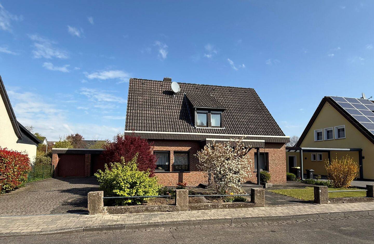 BORNHEIM: Geräumiges Einfamilienwohnhaus in bevorzugter Lage auf großzügigem Grundstück, 53332 Bornheim