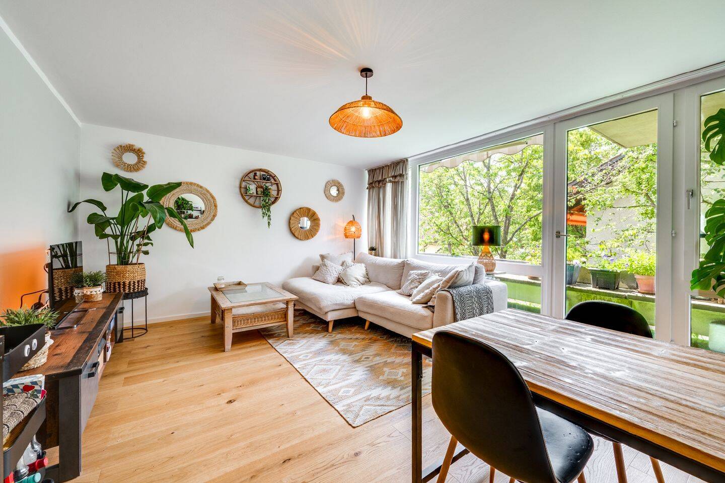 AIGNER – Sanierte 3-Zimmer-Wohnung mit zwei Balkonen in Pullach, 82049 Pullach i. Isartal