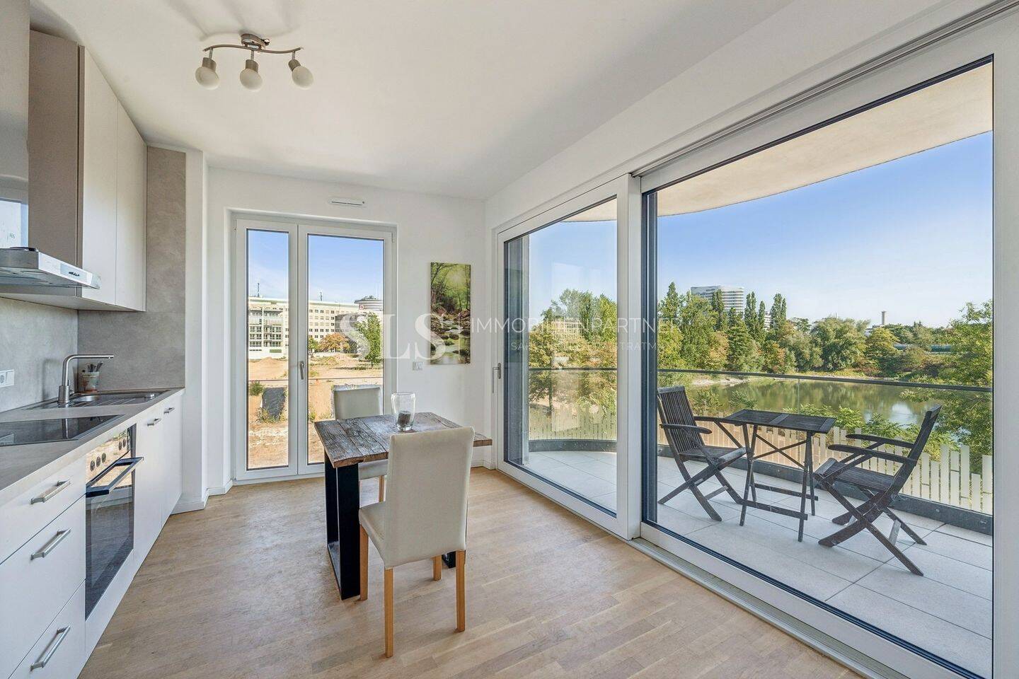Wohnen auf höchstem Niveau – Exklusive 3-Zimmer-Wohnung mit Tiefgaragenstellplatz & Seeblick, 40549 Düsseldorf (Heerdt Oberkassel)