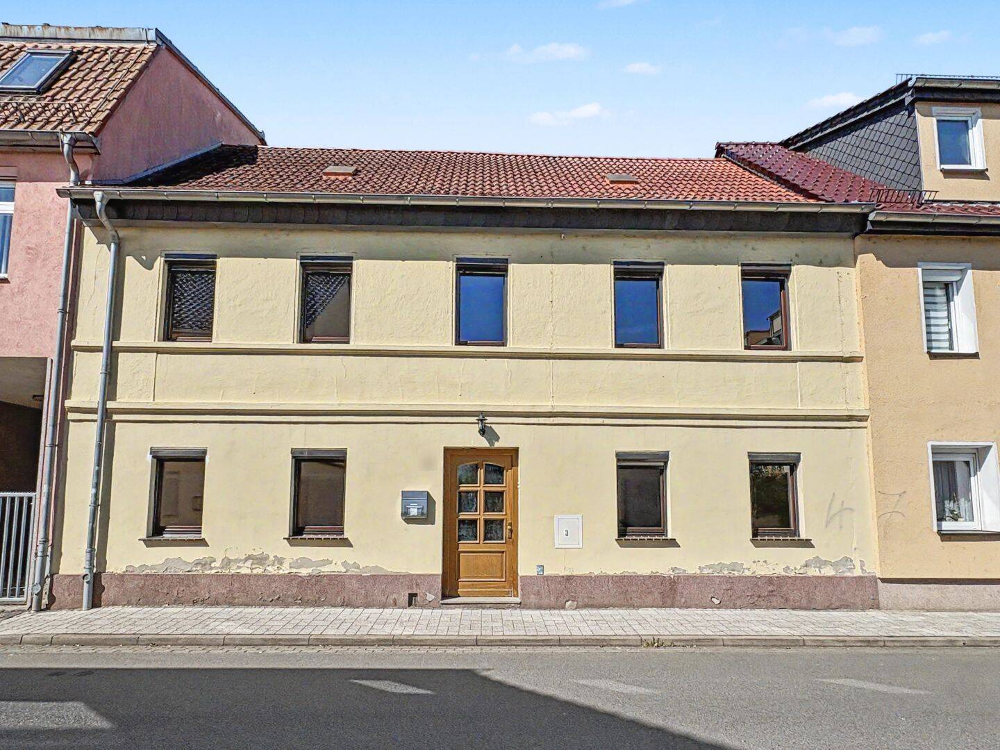 Zentral gelegenes Reihenmittelhaus mit Entwicklungspotenzial und Innenhof in Eilenburg, 4838 Eilenburg