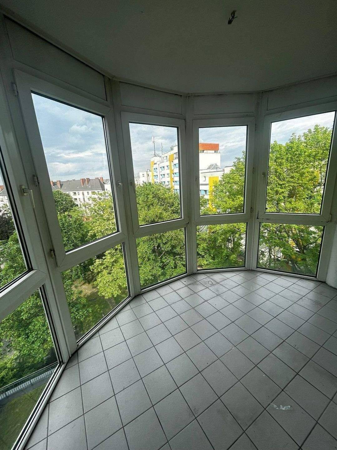 Renovierungsbedürftige 4 Zimmer Wohnung *Balkon / Wintergarten  *Wannenbad mit Toilette  *Dusche mit Toilette *Aufzug *Keller, 13357 Berlin (Mitte Gesundbrunnen Kolonie Sandkrug I Wedding)