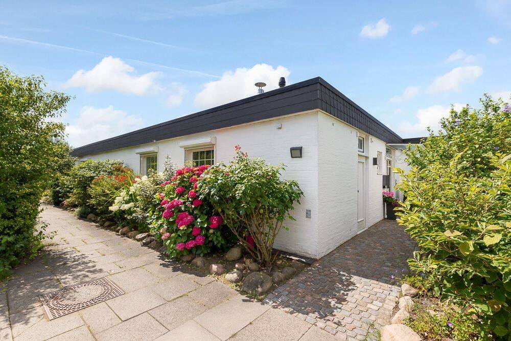 Wohnen mit Privatsphäre – Stilvoller Atrium-Bungalow in Hamburg-Sasel, 22393 Hamburg (Wandsbek Bramfeld Poppenbüttel Sasel Wellingsbüttel)