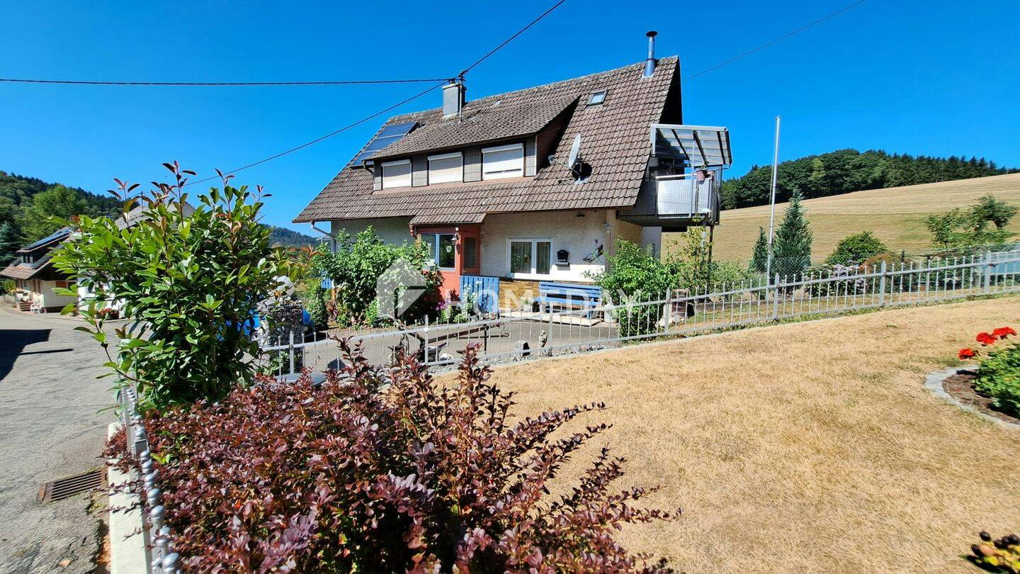 Zweifamilienhaus in ruhiger Sackgassenlage mit Garten, PV-Anlage, Garagen & Partyraum, 77978 Schuttertal