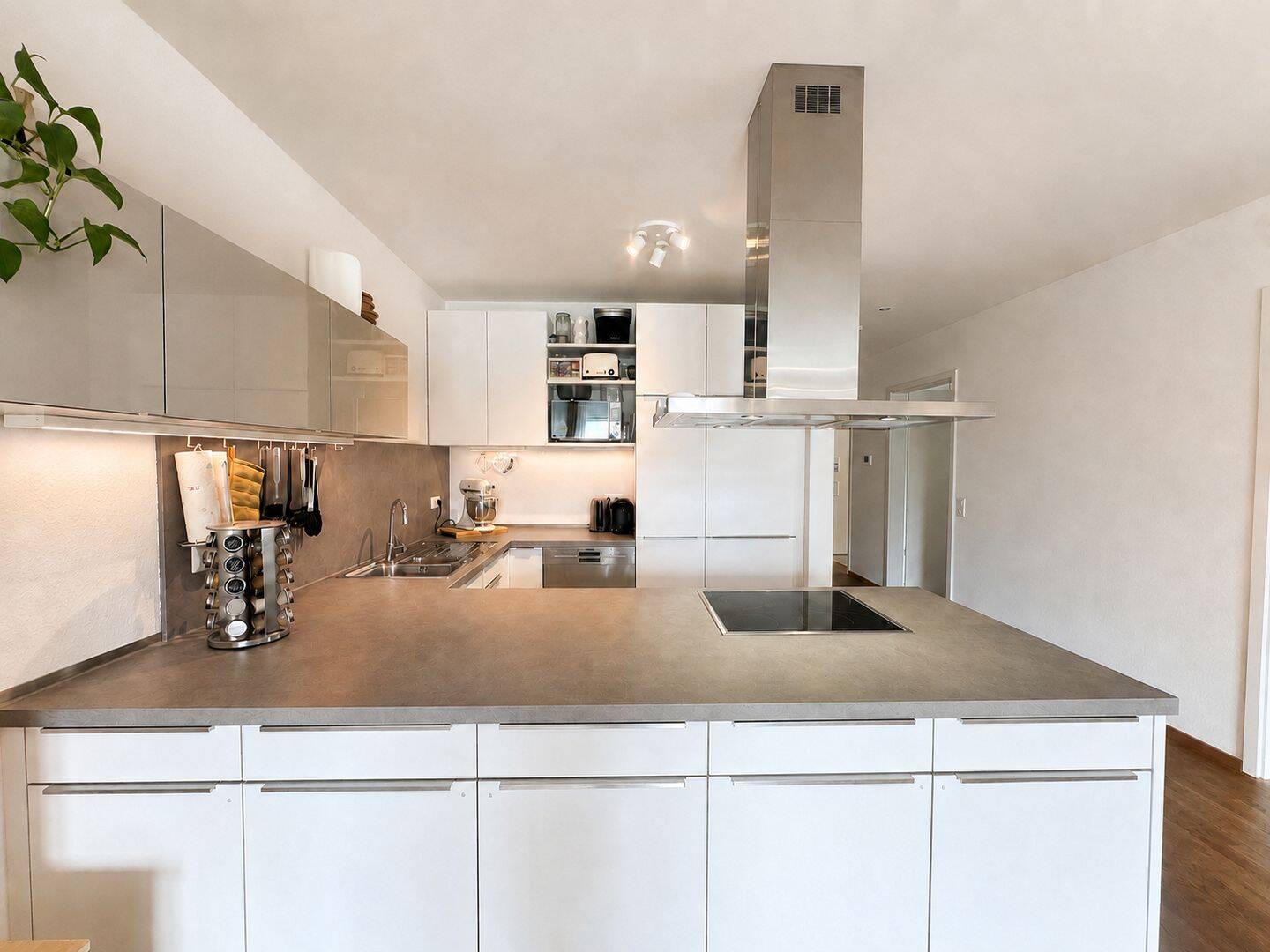 Attraktive 3,5-Zimmer-Wohnung mit Balkon, Aufzug und Tiefgarage in Langenau, 89129 Langenau