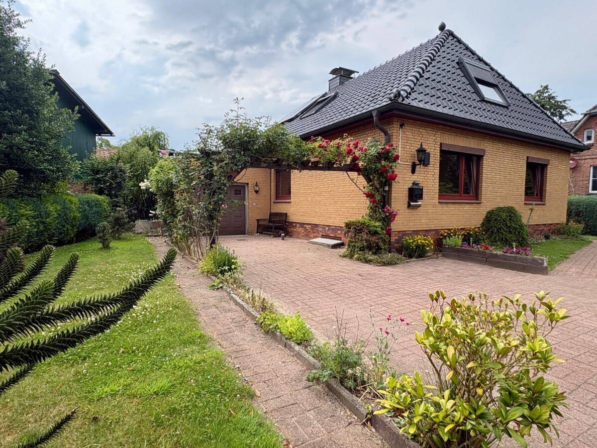 Gut geschnittener Bungalow mit ca. 226 m² Wohn-/Nutzfläche, ausgebautem Dachgeschoss, Keller, Garage, 22889 Tangstedt