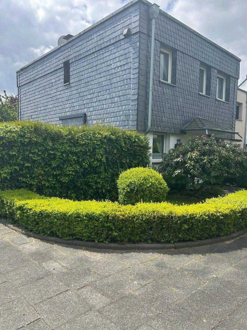 Charmantes Reiheneckhaus mit großem Südgarten, zwei Garagen und viel Potenzial – provisionsfrei, 50767 Köln (Chorweiler)