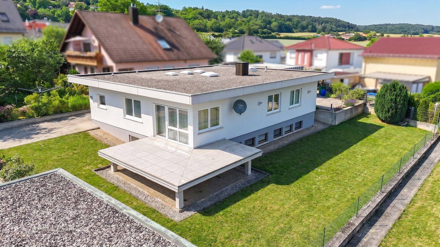 Bungalow in Greußenheim – Familienfreundlich wohnen mit Garten, Doppelgarage und viel Potenzial!, 97259 Greußenheim