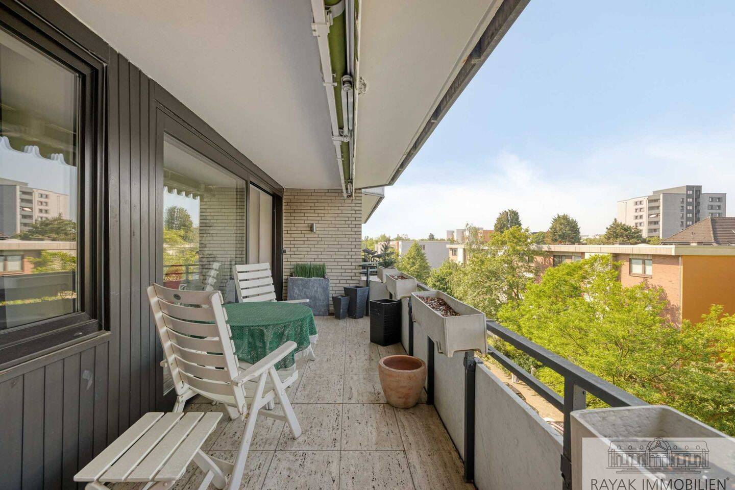 Moderne 3,5 Zimmer Wohnung mit zwei Balkonen und Wellnessbereich, 40593 Düsseldorf (Benrath Garath Urdenbach)