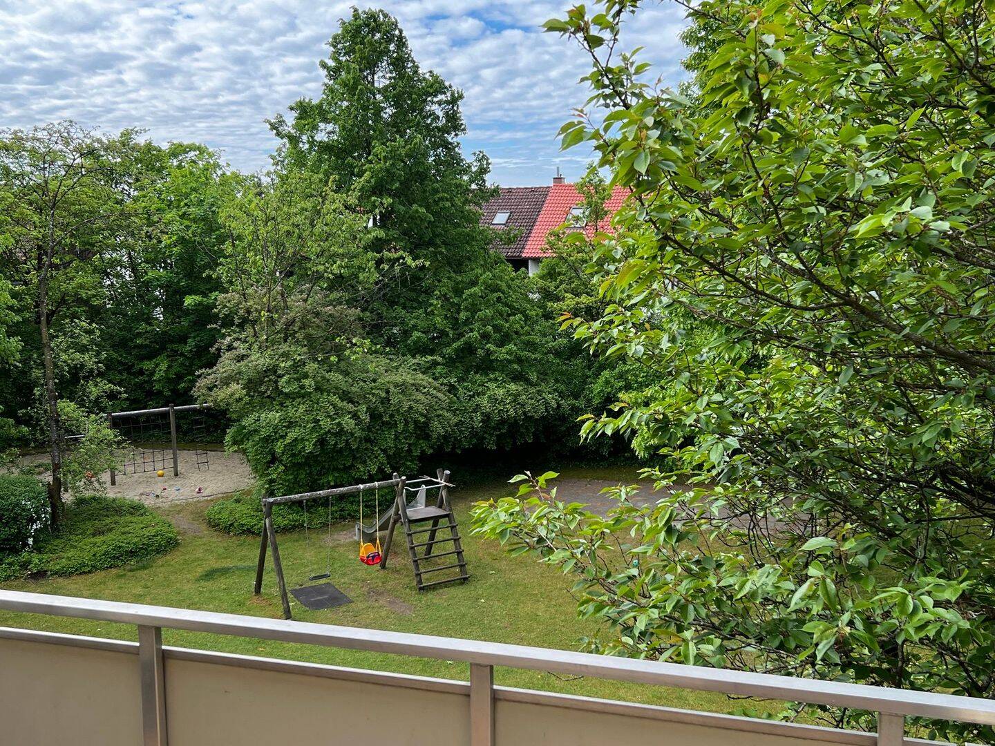 Lichtdurchflutete 2,5 Zimmer Wohnung mit Südbalkon und nahe des historischen Pfanzeltplatzes in Altperlach, 81737 München (Ramersdorf-Perlach)