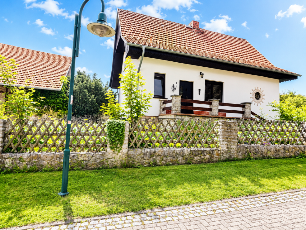 Einfamilienhaus mit großem Grundstück und Wellnessgarten in Gierstädt bei Erfurt, 99100 Gierstädt
