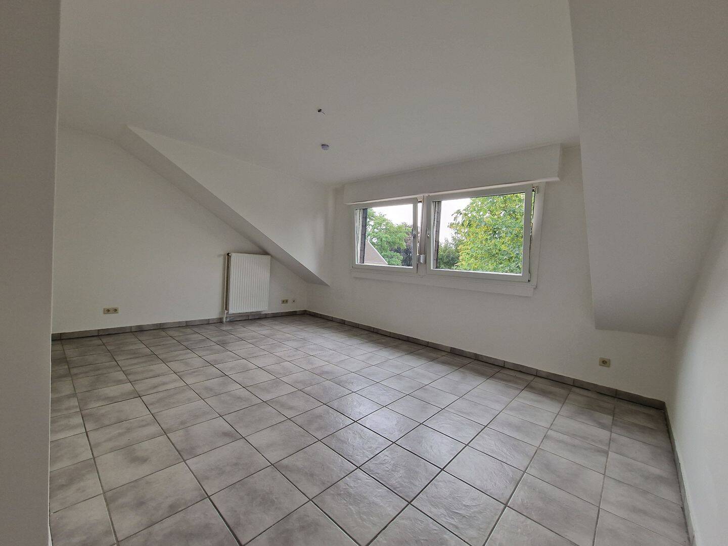 Gepflegte 3-Zimmer-Dachgeschosswohnung | Sicherheitsanlage | Keller & Stellplatz | sofort bezugsfertig, 46535 Dinslaken
