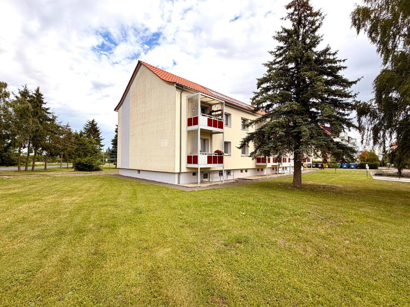 modernes Wohnen mit Wohlfühlgarantie – helle 3-Raum-Wohnung mit Balkon und Garage in ruhiger Lage, 6493 Ballenstedt