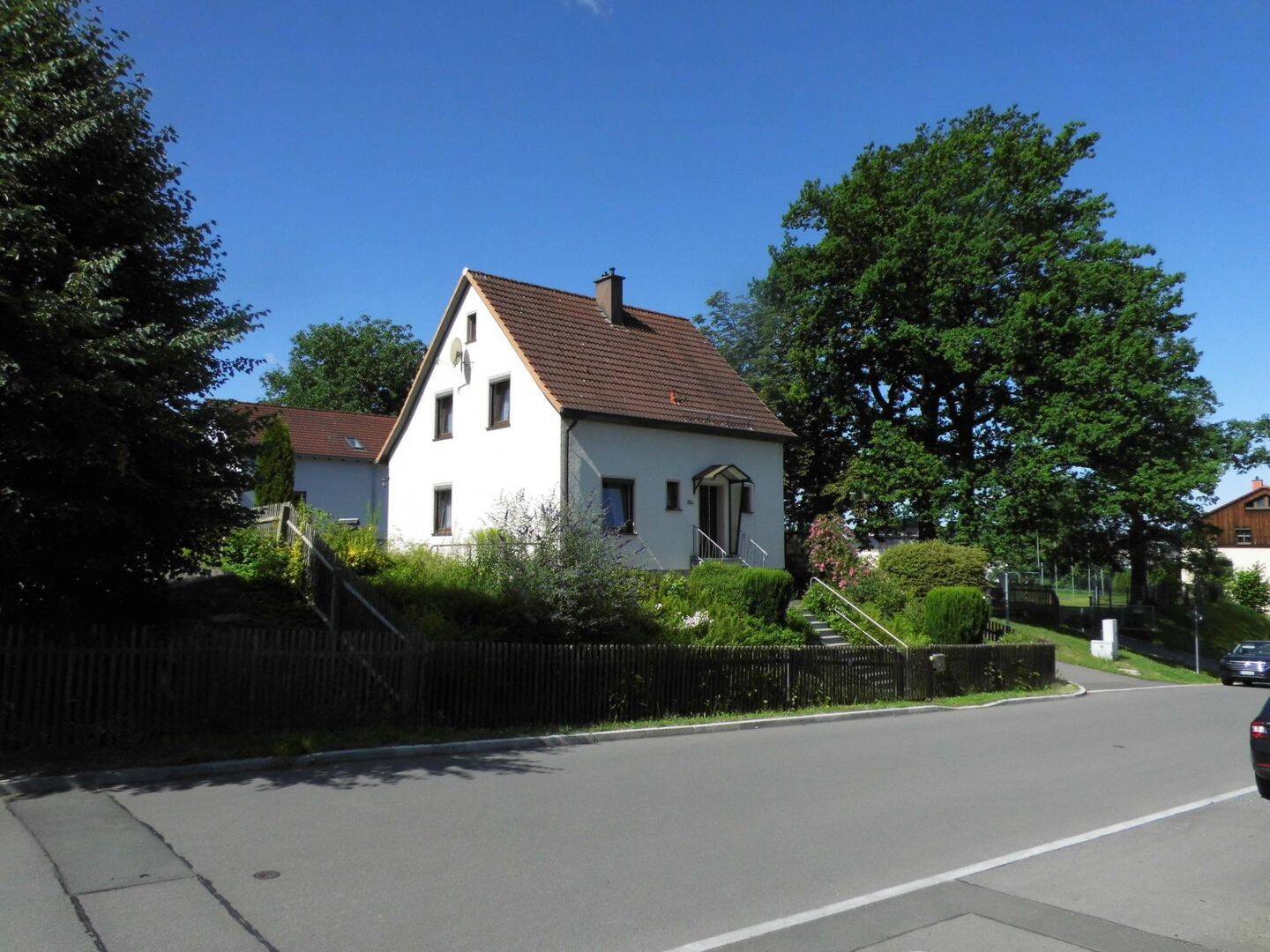 Freistehendes Einfamilienhaus mit Garten, Zufahrt und Garage in bevorzugter Höhenlage von Reichenbach OT Mylau zu ver…, 8499 Reichenbach im Vogtland