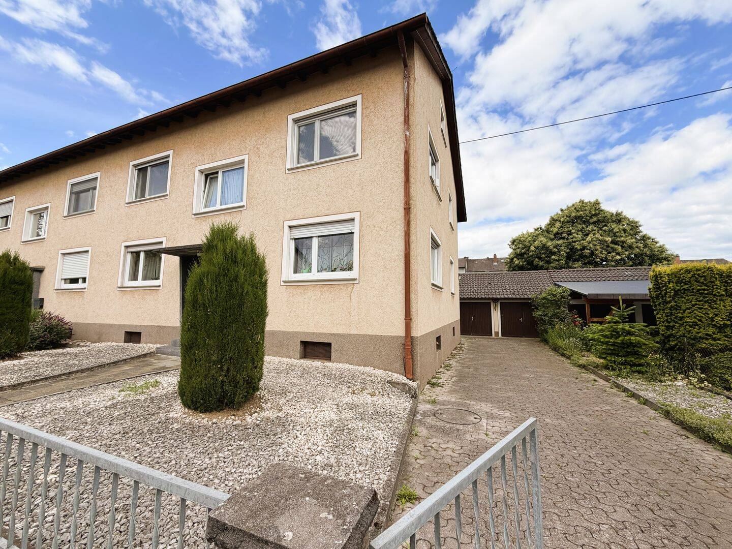 Vermietet – Gepflegtes Zweifamilienhaus mit Garten, Doppelgarage im schönen Kenzingen, 79341 Kenzingen